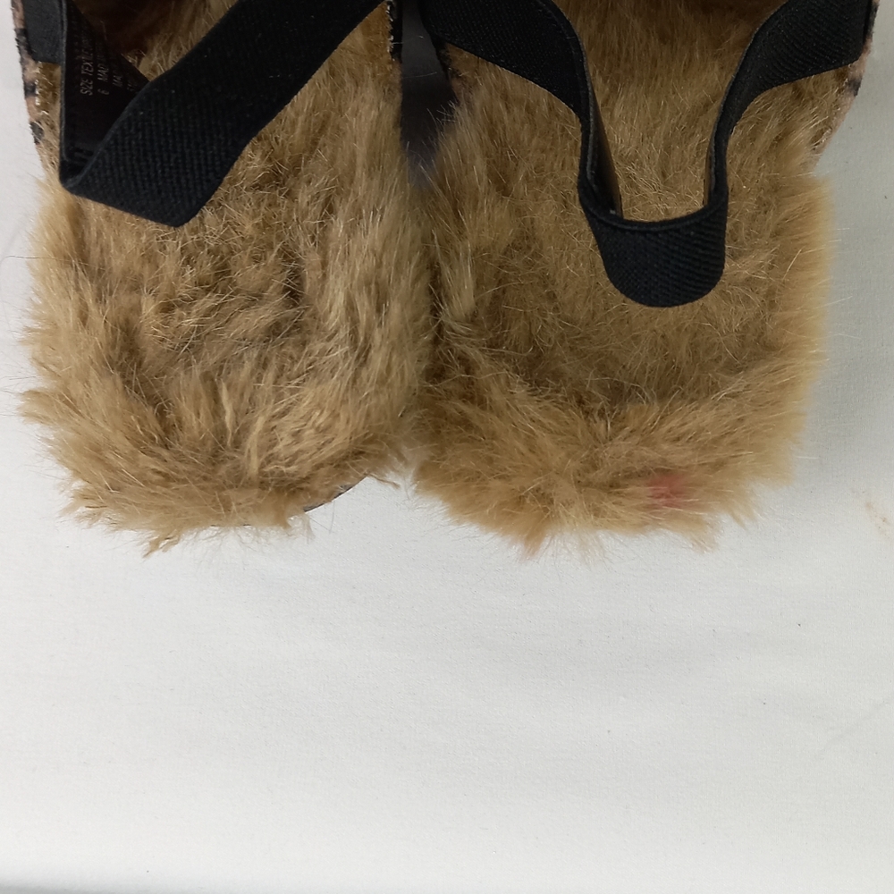 Place slippers. - Picture 7 of 8